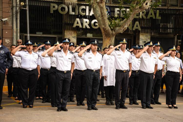 Gobierno distinguió a la Policía Federal por los 203 años de su creación