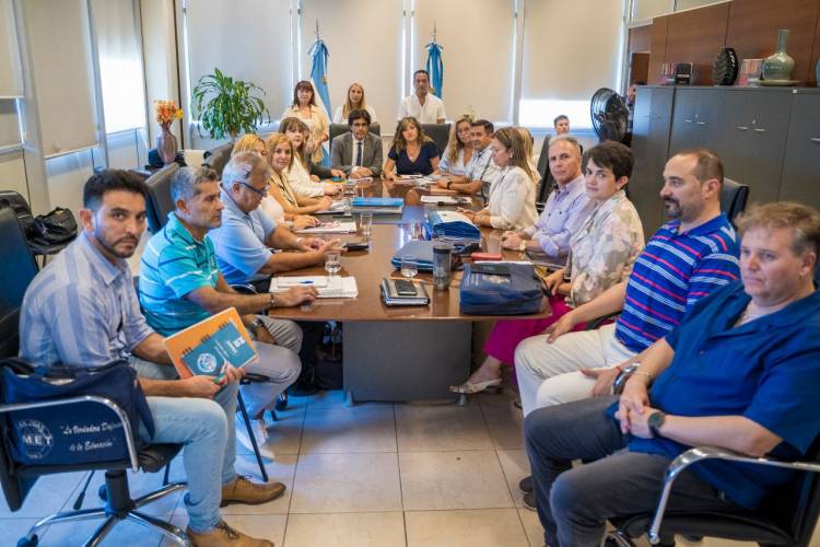 El Gobierno presentó una propuesta de mejora salarial para docentes y empleados públicos