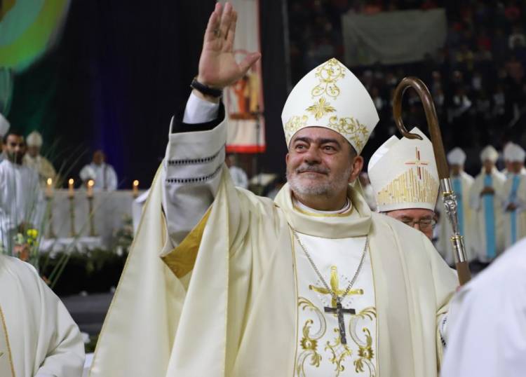 Obispo Carlos María Domínguez, denunciado por abusos, renunció por “acciones indebidas” contra “personas adultas”