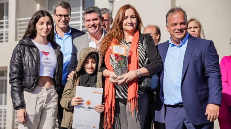 El Gobernador Orrego encabezó una nueva entrega de viviendas, esta vez en Rawson
