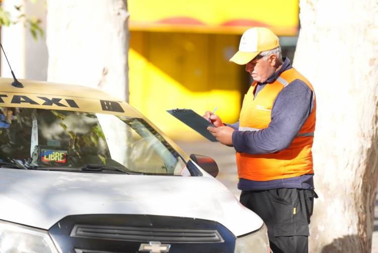 La Secretaría de Tránsito y Transporte realiza controles para verificar taxis y remises autorizados