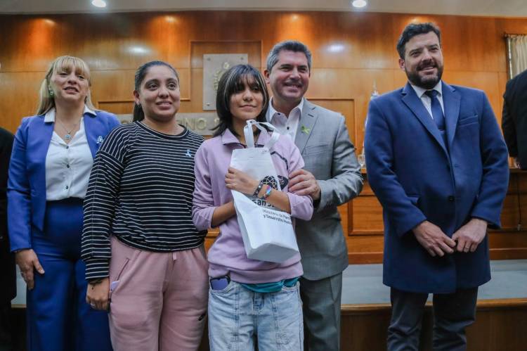 El gobernador encabezó una nueva entrega de audífonos, anteojos y subsidios para implantes cocleares