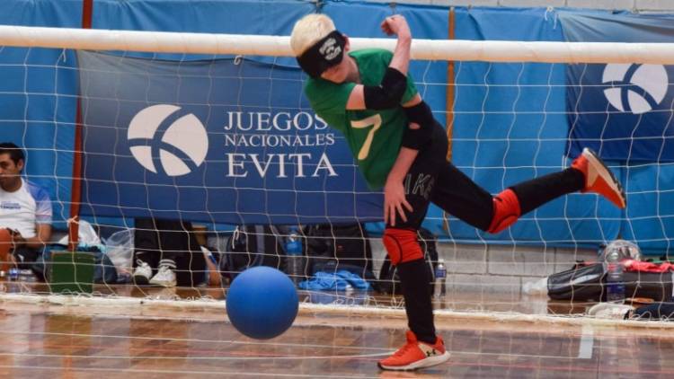 Lautaro Fernández: el joven albino que encontró en el goalball su lugar en el mundo