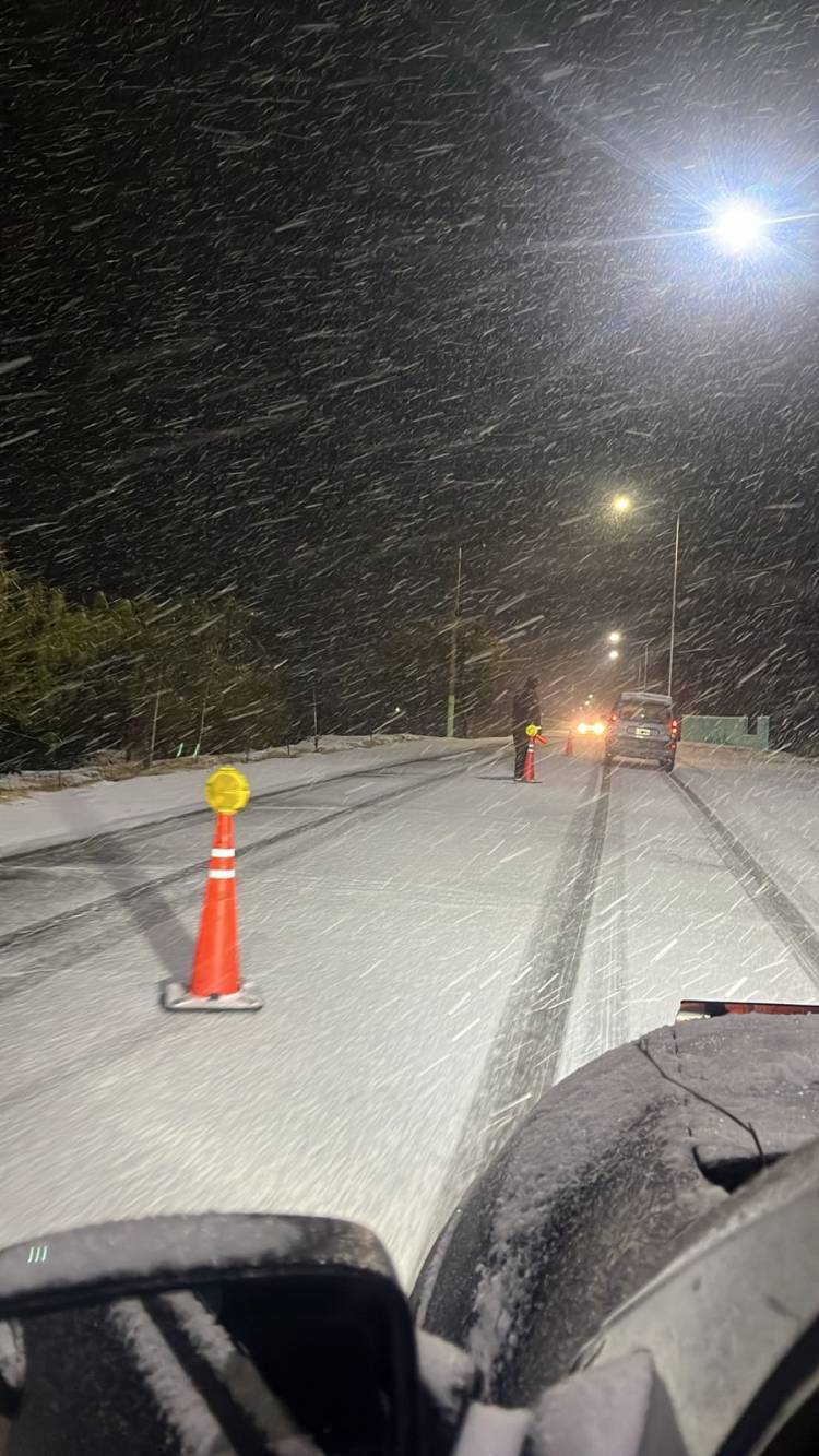 Por la nevada: Circular con precaución puente del Río Jáchal y no circular por ruta 40º Rotonda de San Roque. Intransitable Jáchal-Iglesia