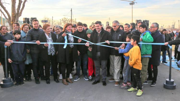 Orrego inauguró el pavimento en barrios de Santa Lucía