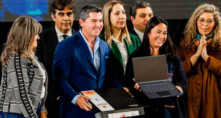 El gobernador entregó notebooks a docentes de primaria en la primera etapa del programa “maestro de américa, cultivando el futuro”