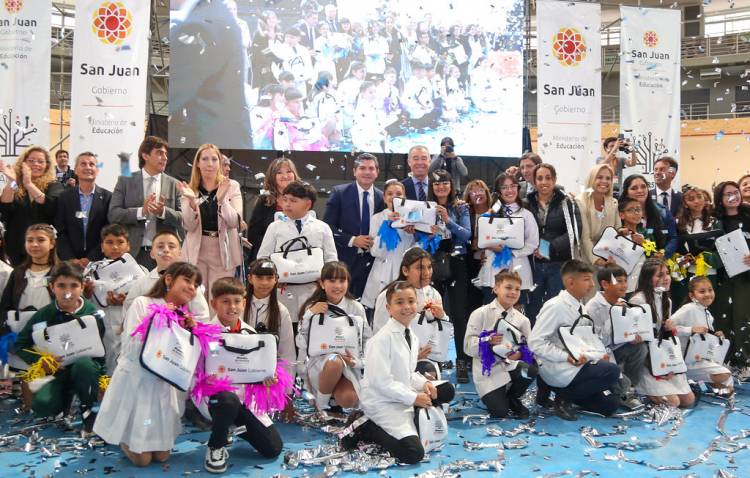 Orrego comenzó la entrega de netbooks para estudiantes de 5º  y 6º Grado