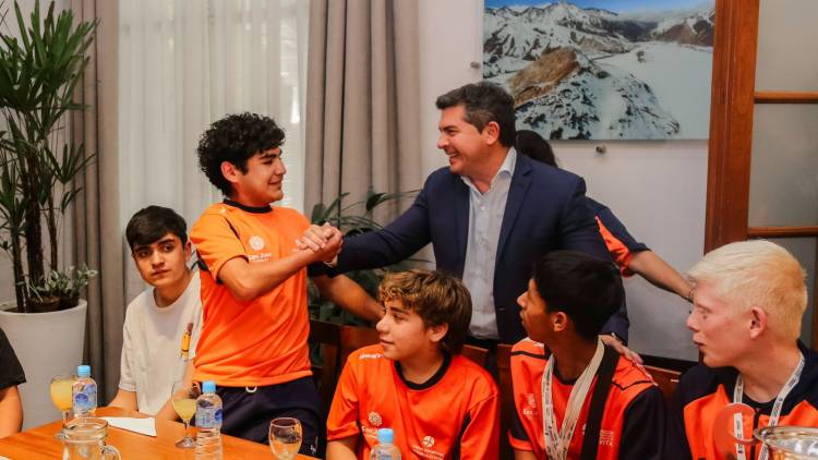Orrego recibió con orgullo a la delegación sanjuanina de atletas que regresó con 42 medallas de los Juegos Evita