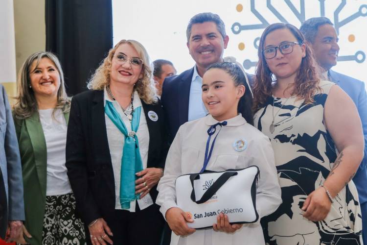 Con la entrega en Albardón, ya alcanzaron las 23.000 computadoras para alumnos y docentes