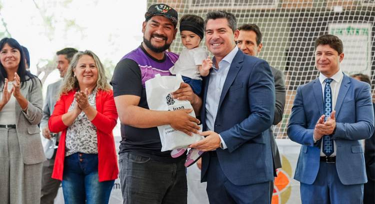 El gobernador Orrego entregó anteojos a más de 2800 personas y recorrió un nuevo operativo de San Juan Cerca