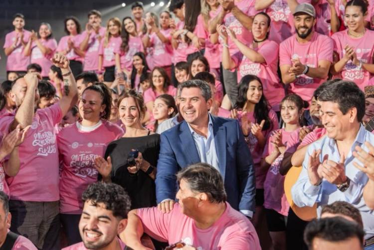 Orrego presenció el ensayo del show central de la FNS y entregó remeras a los artistas