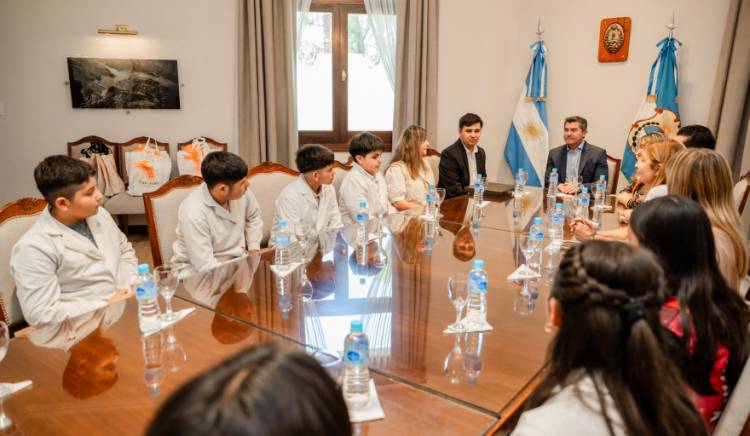 Orrego recibió a los alumnos y docentes de Niquivil que fueron premiados por su creatividad