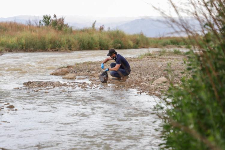 Agua Segura: Luego de dos años de incumplimiento, se llevó a cabo la toma de muestras del agua de Jáchal para su análisis 