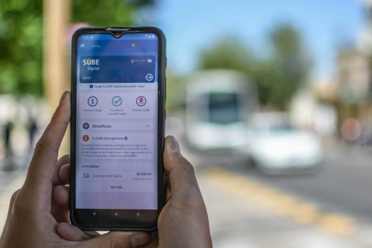 Detallan los pasos para acceder a reintegros al pagar el colectivo con el celular