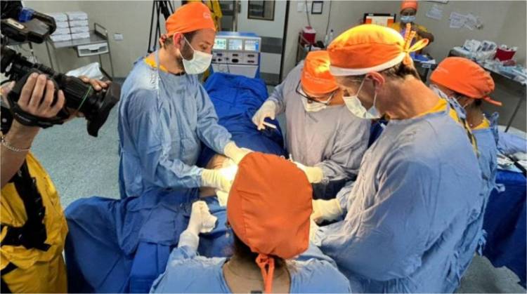 Jornada de cirugía mamaria en el Hospital Rawson fortaleció la capacitación médica con tecnología en tiempo real
