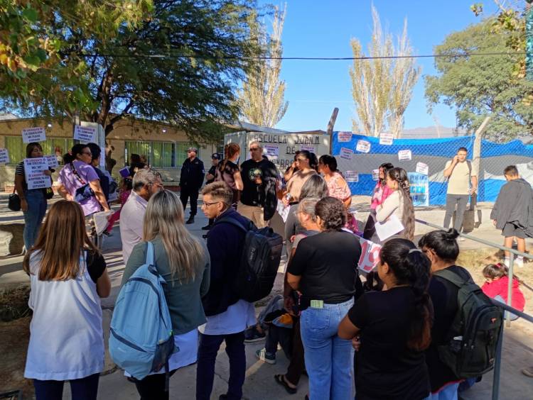 Escuela de El Rincón. Propuesta mediadora: Grados agrupados y clases alternadas la propuesta de los padres, el Ministerio responderá en breve
