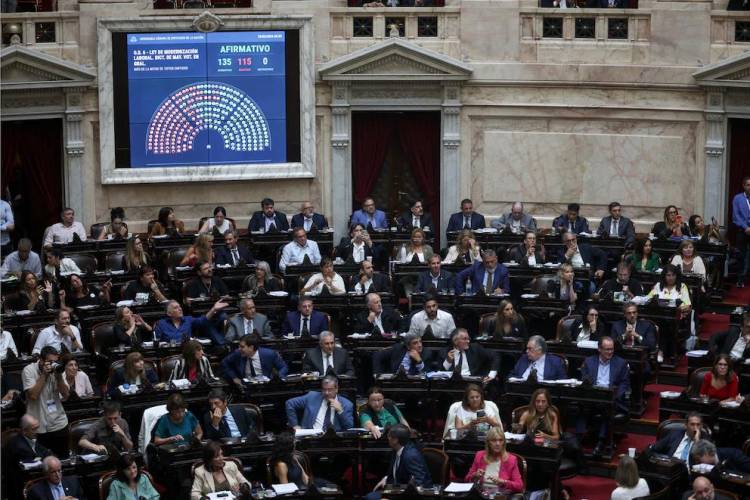 Tras una presentación de la CGT, la Justicia suspendió la aplicación de 83 artículos de la reforma laboral