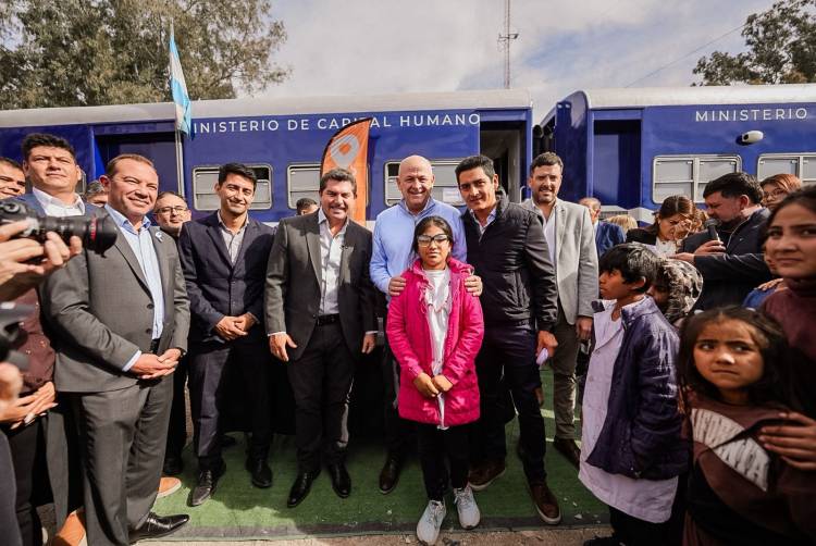 Más servicios y trámites cerca de los vecinos:  Orrego recorrió el operativo San Juan Cerca en Cañada Honda