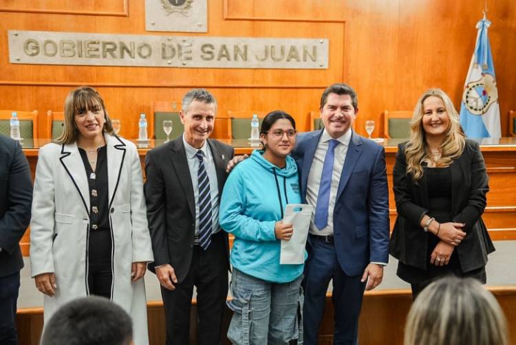 Orrego encabezó una entrega de audífonos y anteojos que transforma la vida cotidiana de las familias