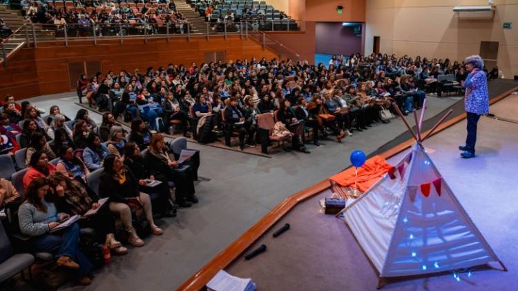 La lectura de cuentos fue protagonista de una nueva jornada de formación docente