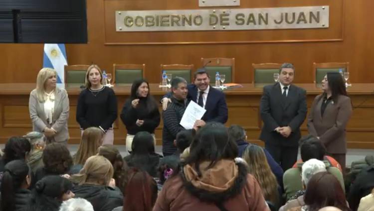 Orrego entregó escrituras y reafirmó el compromiso de avanzar con la regularización dominial en San Juan