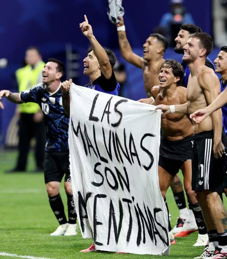 La bandera con un mensaje por Malvinas que mostraron los jugadores de Argentina tras el triunfo ante Inglaterra