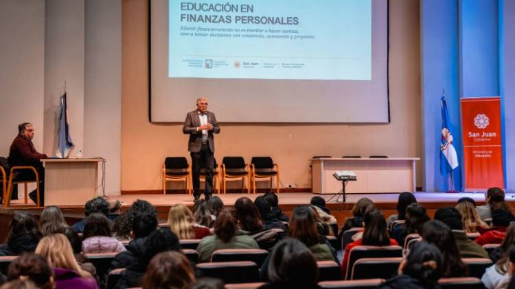 Más de 500 docentes completaron la formación en alfabetización financiera