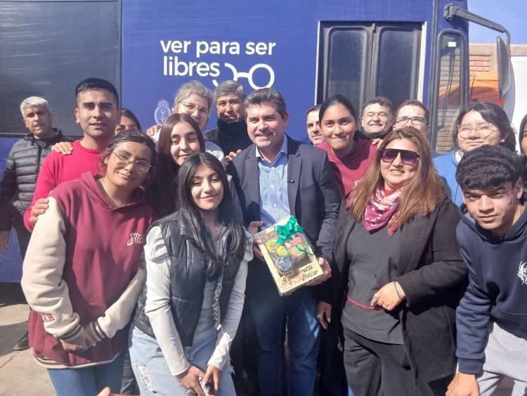 El gobernador Orrego recorrió el San Juan Cerca y acompañó a vecinos de Huaco