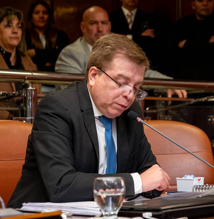 El diputado Miguel Vega, ¿Es útil o inútil?
