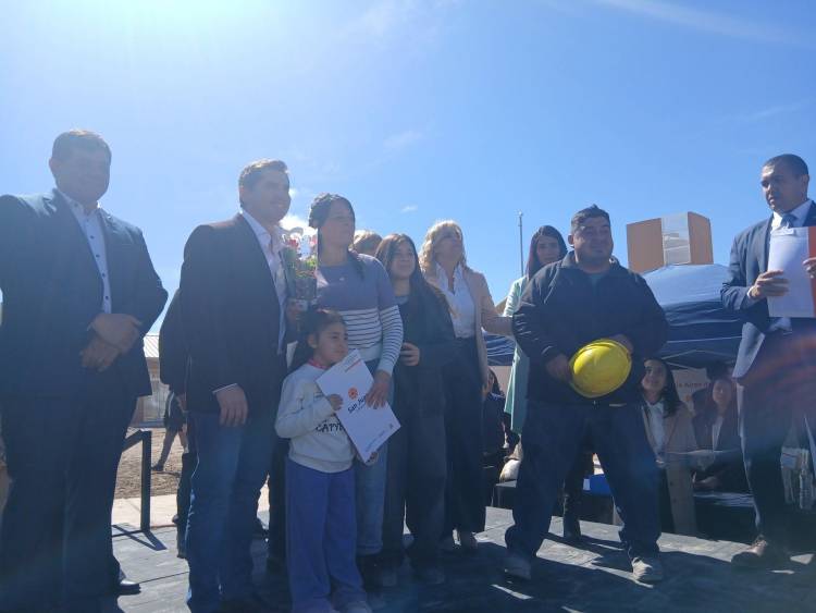 Orrego entregó viviendas y computadoras en Jáchal y realizó anuncio de obras