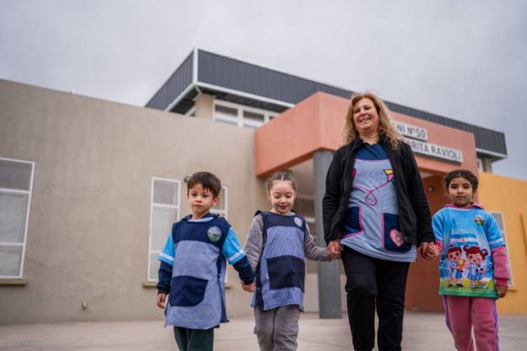 Alfabetización, tecnología y más escuelas, la educación que mira hacia adelante