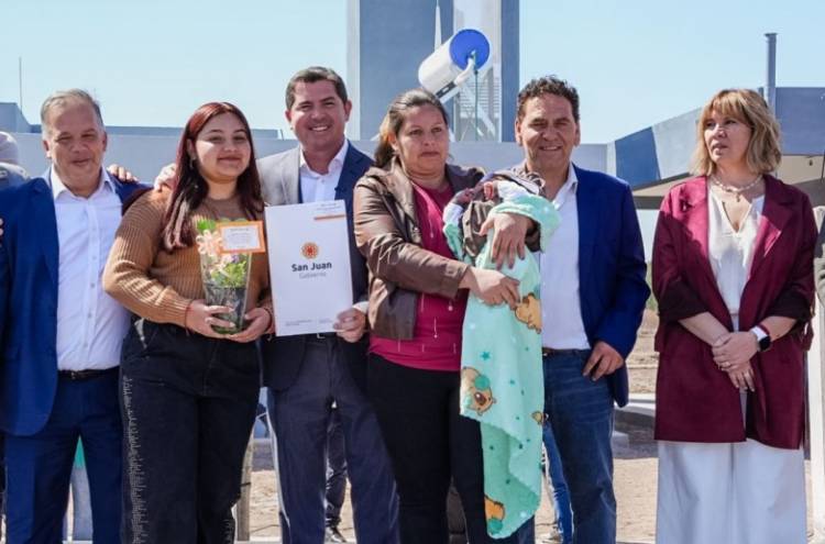 Orrego entregó viviendas a 118 familias de Angaco