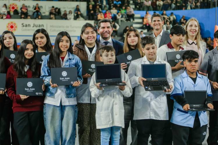 Orrego entregó computadoras a estudiantes y el programa ya alcanzó a 12.914 alumnos en San Juan