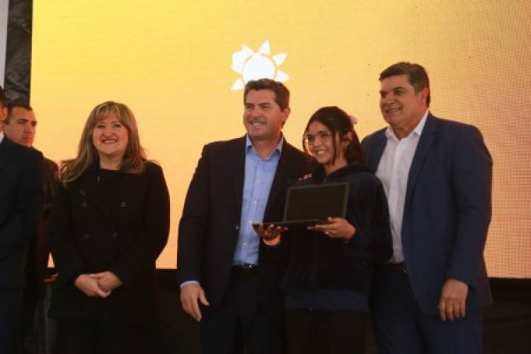 Más de 14.000 estudiantes y docentes ya recibieron sus computadoras en la provincia