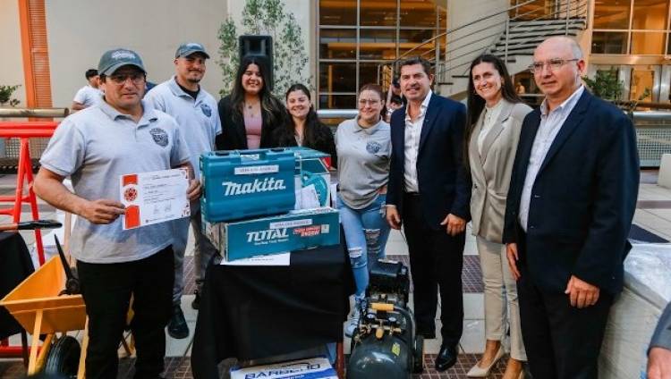 Apoyo a emprendedores: Orrego entregó insumos y certificados del programa ATP